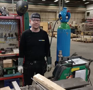 Harri Ollikainen kertoo, että Exeltop-kaasupullo on helppokäyttöinen ja turvallinen, koska siinä on vain yksi liitäntä pikaliittimelle, jolloin mahdollisia vuotokohtia on vähän.